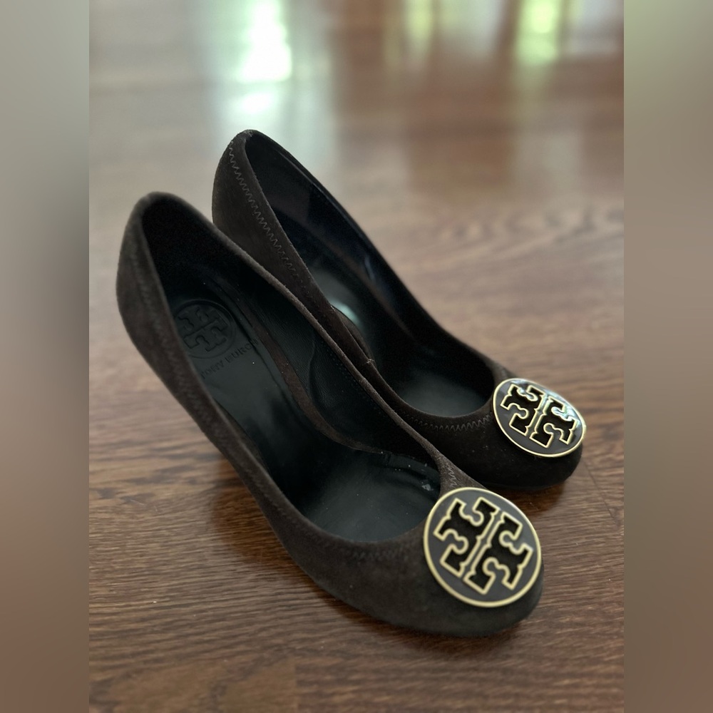 Tory Burch Brown Suede Logo Round-Toe Pumps - Picture 3 of 9